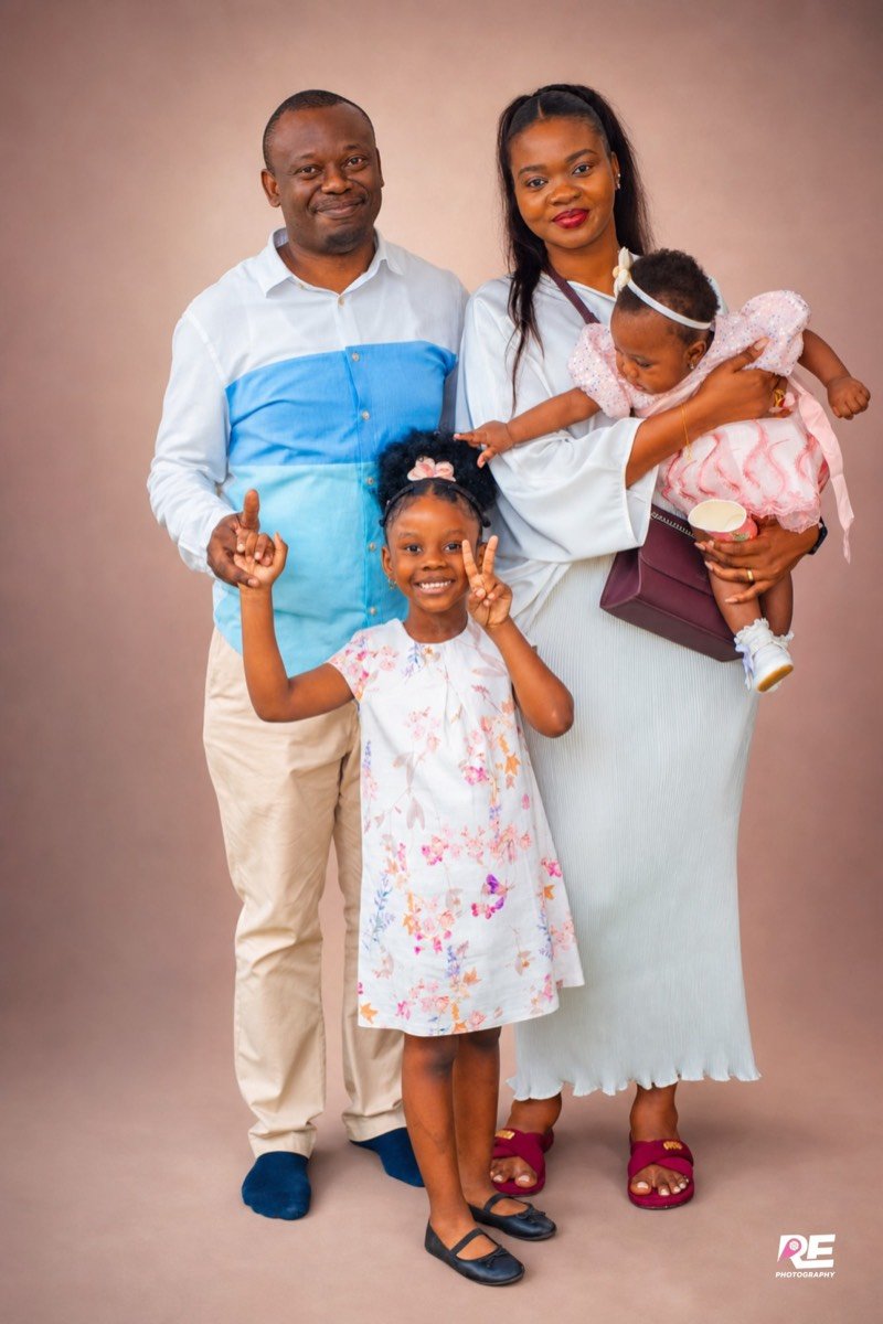 Portrait de famille en studio, avec deux enfants