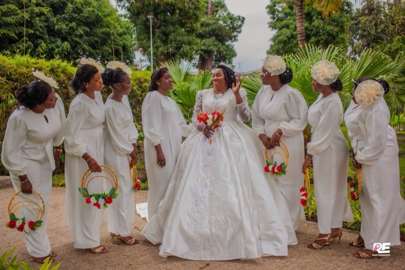 La mariée entourée de ses demoiselles d’honneur dans un jardin