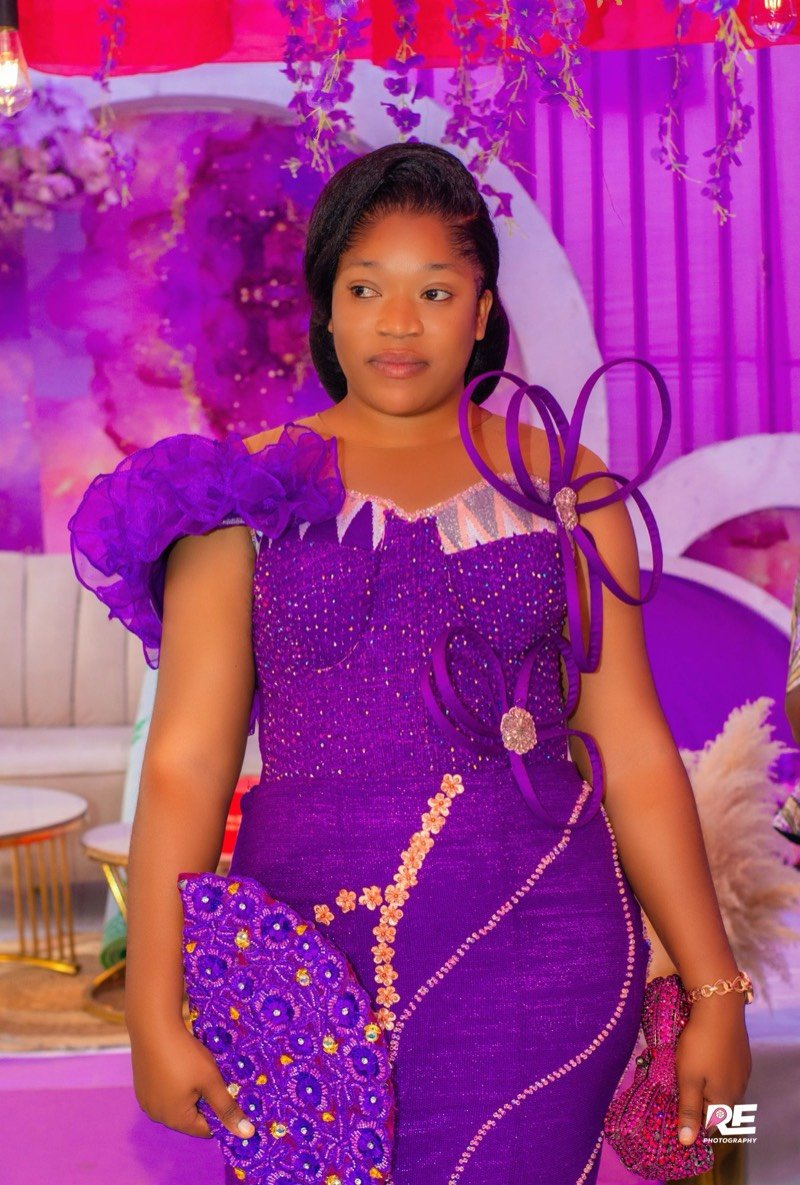 Invitée en robe violette brodée lors d’une cérémonie